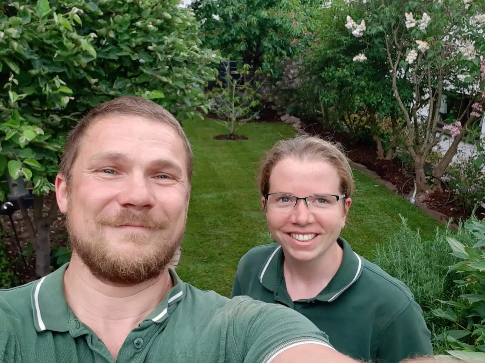 Gartenbau-Team bei der Arbeit auf dem Betriebsgelände