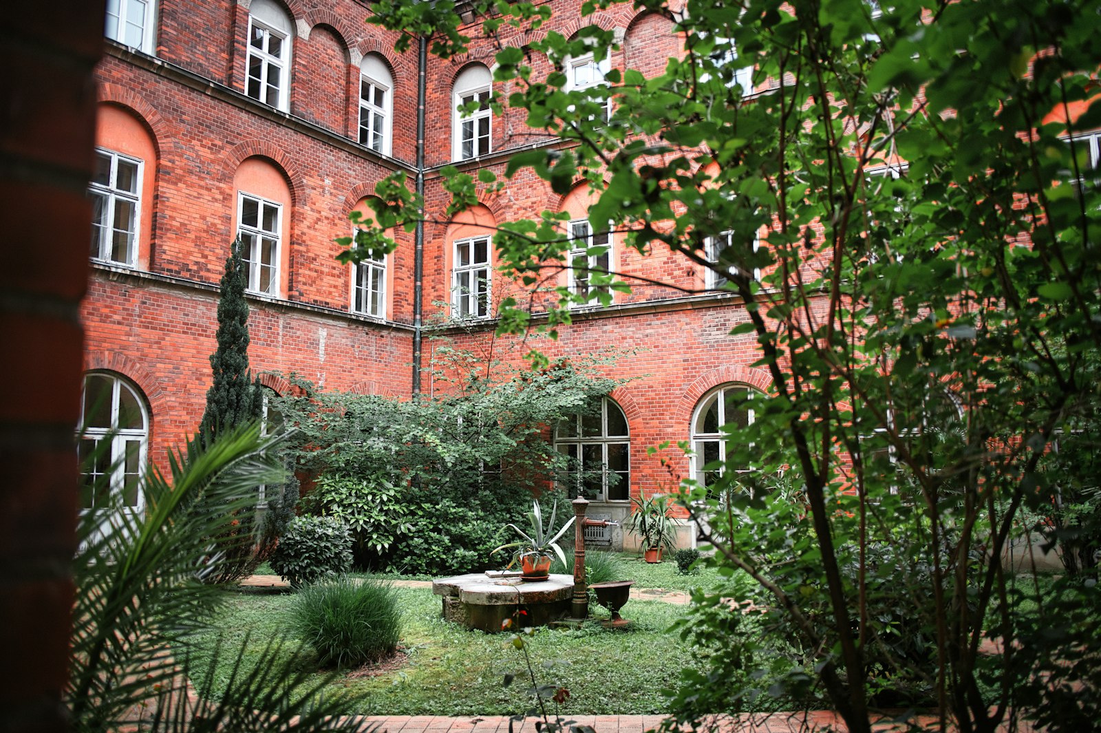 Innenhof einer Wohnanlage mit gepflegten Grünflächen