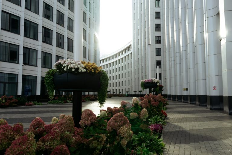 Bürogebäude mit gepflegter Grünanlage und Blumenkübeln
